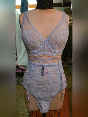 Victoria's secret set ice blue 36D/medium
